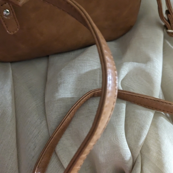 LG crossbody - Picture 3 of 5